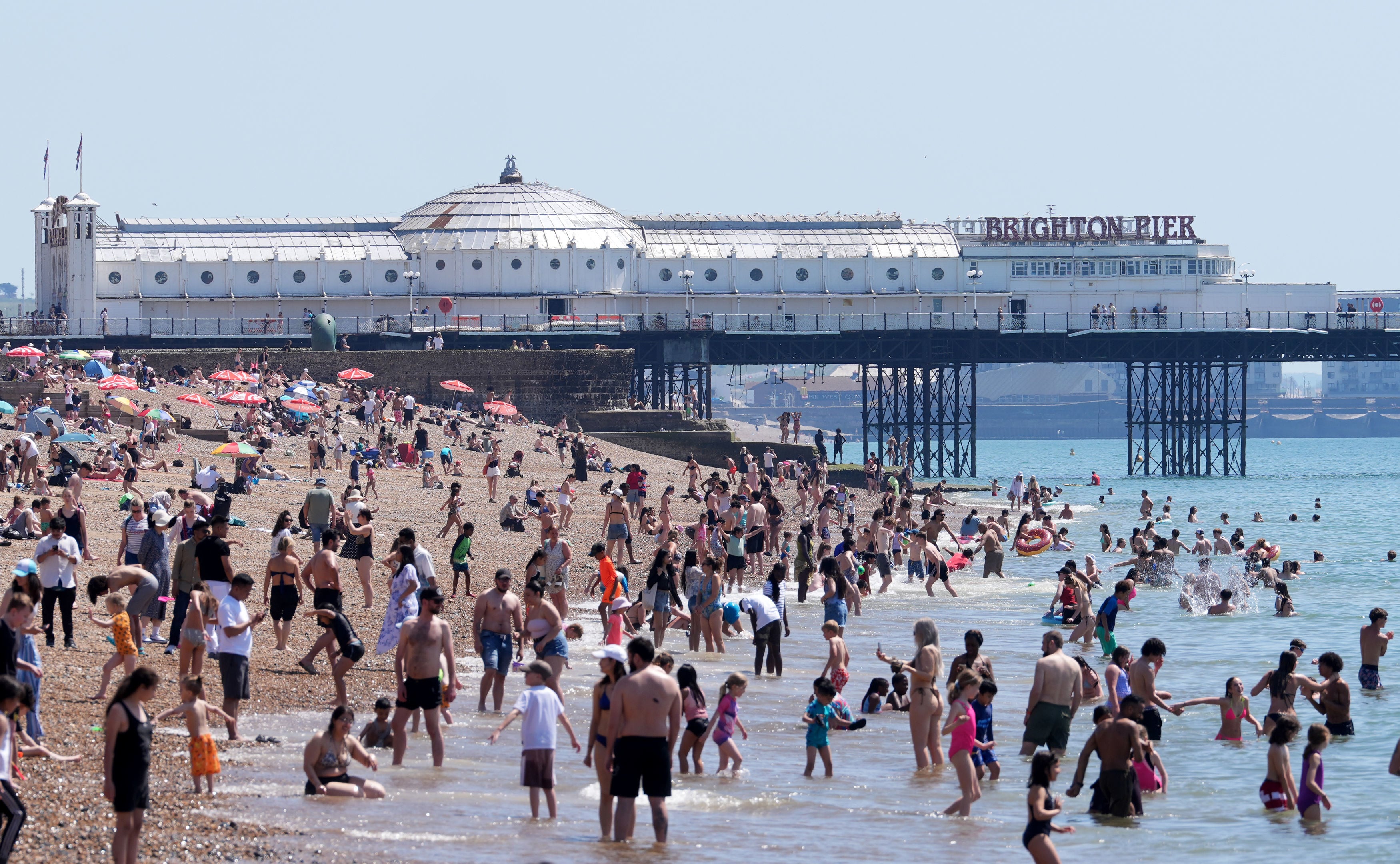 Bañistas y turistas colman la playa de Brighton, en el sur de Inglaterra, durante la ola de calor que convirtió al 26 de mayo de 2026 en el día más caluroso registrado en el Reino Unido para ese mes, con 35,1 °C en los jardines de Kew, en Londres. (Gareth Fuller/PA vía AP)