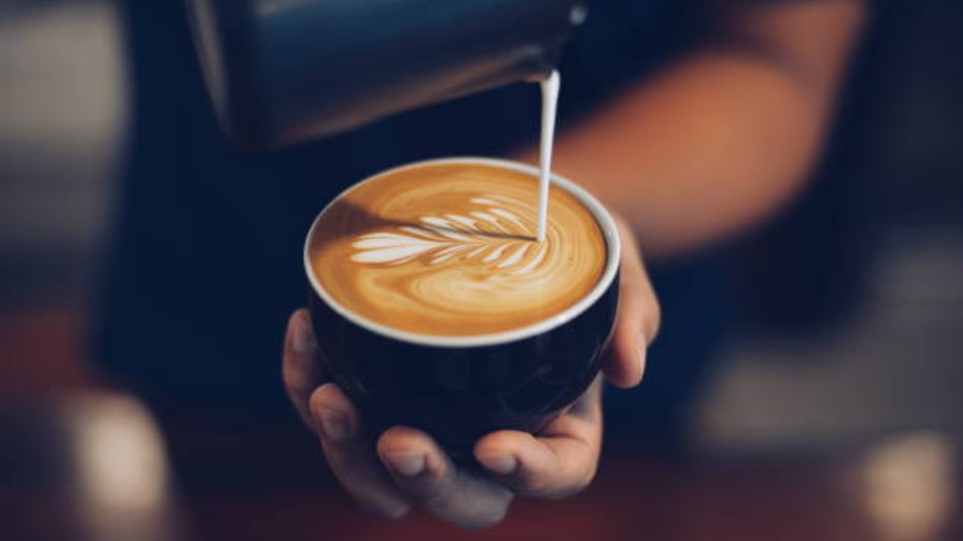 Un capuchino o latte en Francia cuesta 5,20 euros, el equivalente a $8.944 al tipo de cambio de $1.720 por euro que utilizó el usuario para hacer la comparación. (iStock)