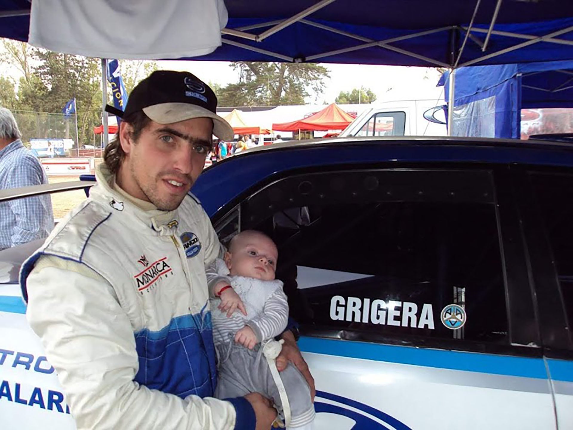 Laureano con Juan Manuel en sus brazos en un parque de asistencia (Crédito: Prensa Juan Manuel Grigera)