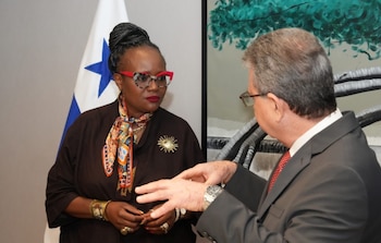 Musonda Mumba, secretaria general de la Convención RAMSAR, conversa con el viceministro de Ambiente, Oscar Vallarino. (MiAmbiente)