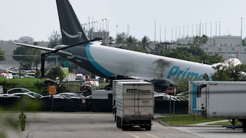 El momento en el que el avión de carga de Amazon se despista y arrolla a los vehículos en el Aeropuerto de Miami