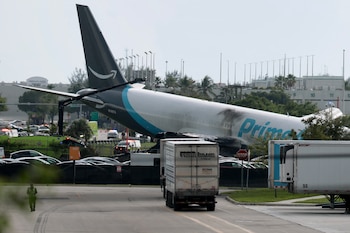 MIAMI, FLORIDA - 6 DE SEPTIEMBRE: Se ve un avión de carga de Amazon después de estrellarse en el Aeropuerto Internacional de Miami el 6 de septiembre de 2026 en Miami, Florida Joe Raedle/Getty Images/AFP (Foto de JOE RAEDLE / GETTY IMAGES NORTEAMÉRICA / Getty Images vía AFP)