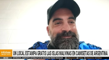 El estampado de Malvinas incluye la fecha del partido contra Inglaterra y cada cliente puede elegir en qué parte de la camiseta colocarlo (Captura de video)
