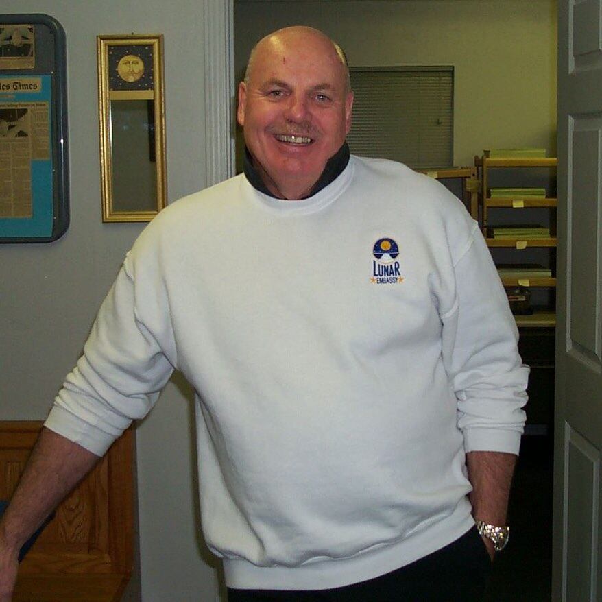 Las parcelas lunares se venden desde treinta dólares y varían según la ubicación, incluyendo zonas cercanas al Mar de la Tranquilidad. Todo es un gran invento, una gran visión de Hope