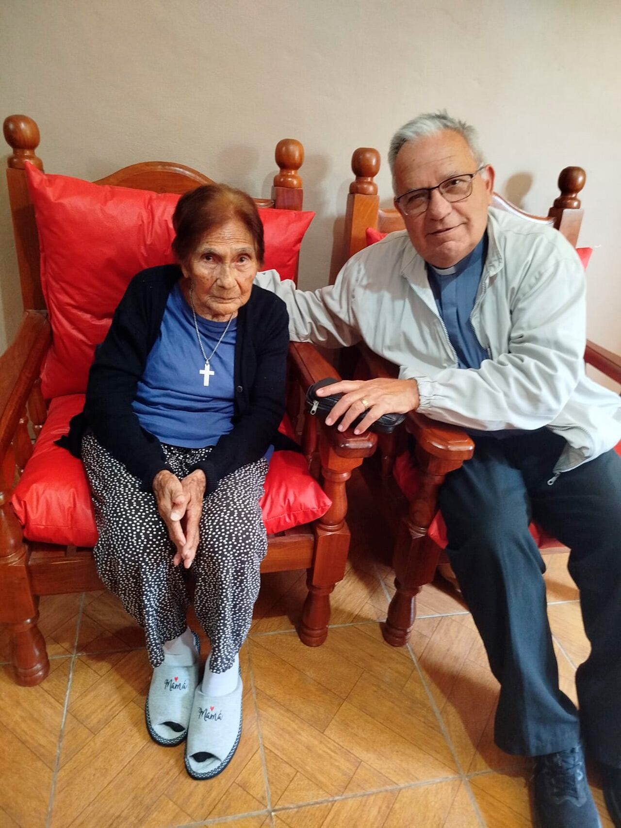 María Cástula Enciso, 95 años, es la mamá del soldado Marcelino Torales, junto al padre Epifanio Barrios, capellán castrense