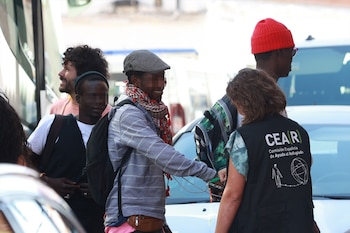 Varias personas migrantes llegan a