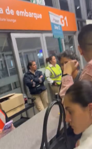 Los pasajeros del vuelo Bogotá-Cali denunciaron falta de respuestas oficiales y una atención limitada durante la noche en El Dorado - crédito captura de pantalla El Tiempo/X
