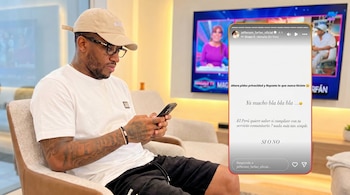Jefferson Farfán, con gorra y gafas, sentado y mirando su teléfono. En el móvil, una historia de Instagram. Al fondo, una televisión con Magaly Medina.