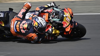 Acosta manda en un viernes gris y accidentado para Martín en Montmeló