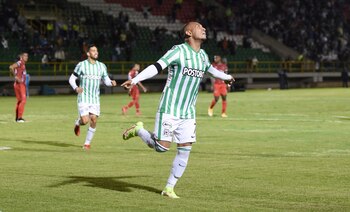 Jarlan celebrando un gol con