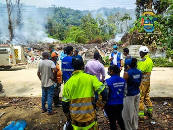 Las autoridades municipales declararon la Emergencia Ambiental y Sanitaria tras constatar que la propagación del incendio excede la capacidad de respuesta local - crédito Alcaldía de Bahía Solano / Facebook
