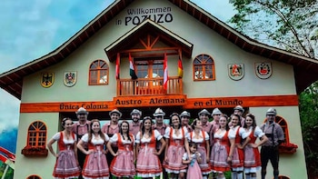Adéntrate en la historia, la cultura y el día a día de Pozuzo, el lugar donde la hospitalidad peruana se encuentra con el espíritu austro-alemán.
(Composición Infobae Perú)