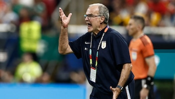 España pone fin a la era Bielsa en Uruguay y el técnico revela todos los secretos del vestuario durante el Mundial