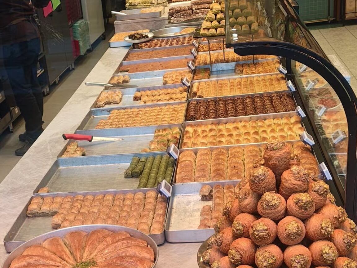 En su reciente visita a Estambul, China Suárez y Juanma Cativa se deleitaron con una amplia selección de dulces tradicionales turcos expuestos en una vibrante tienda local.