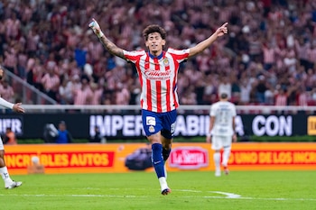 Santiago Sandoval anota doblete en la victoria de Chivas contra Pumas. (Pavel Alcaraz / EMX imageStudio Sport)