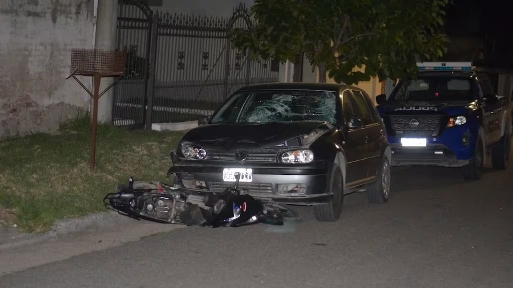 Según relataron testigos, el auto arrastró la moto por varios metros (Gentileza: Puntual)