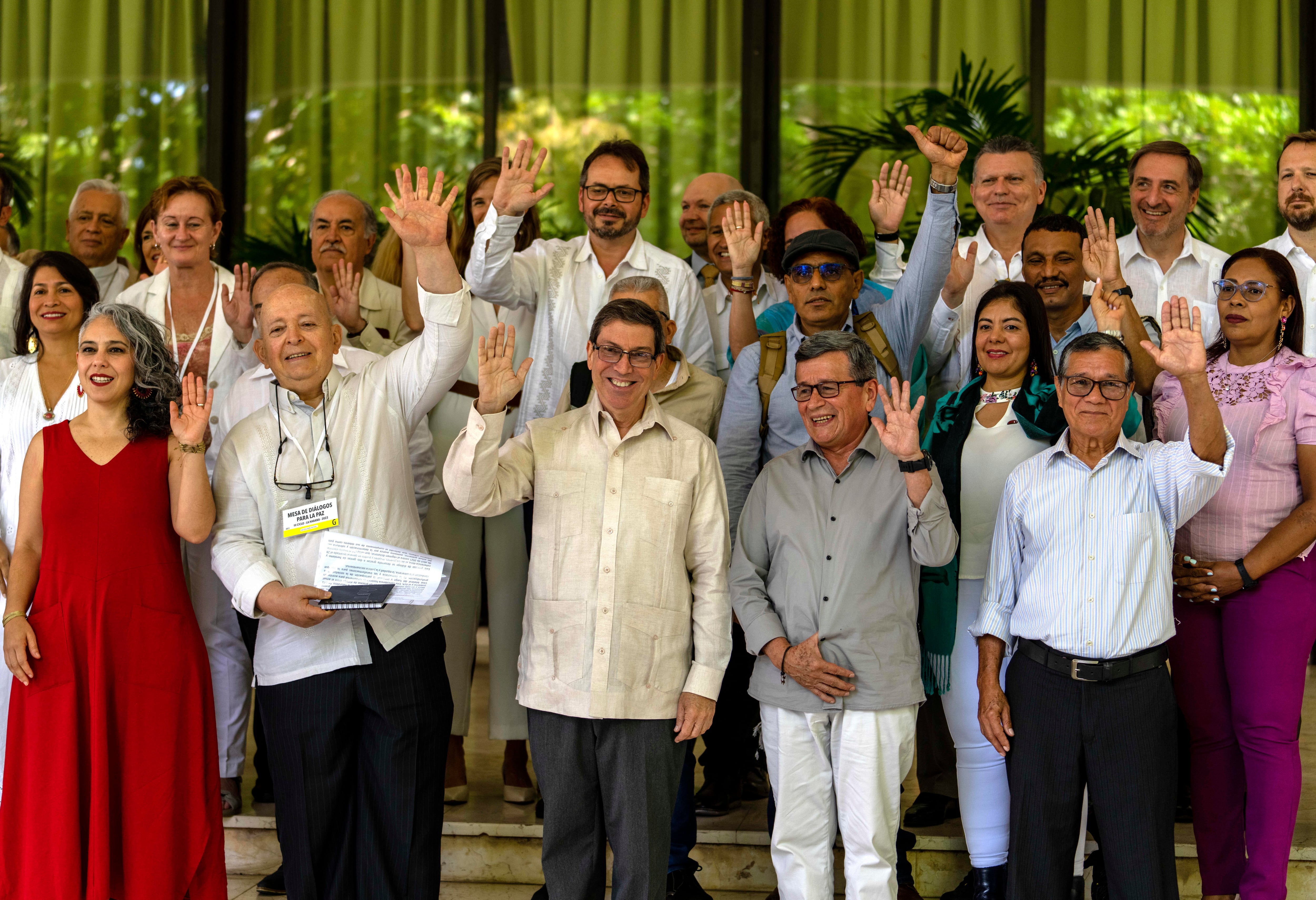 Las negociaciones con grupos armados al margen de la ley concentraron $107.572 millones y los acercamientos con bandas urbanas sumaron $17.601 millones - crédito Ramón Espinosa/AP