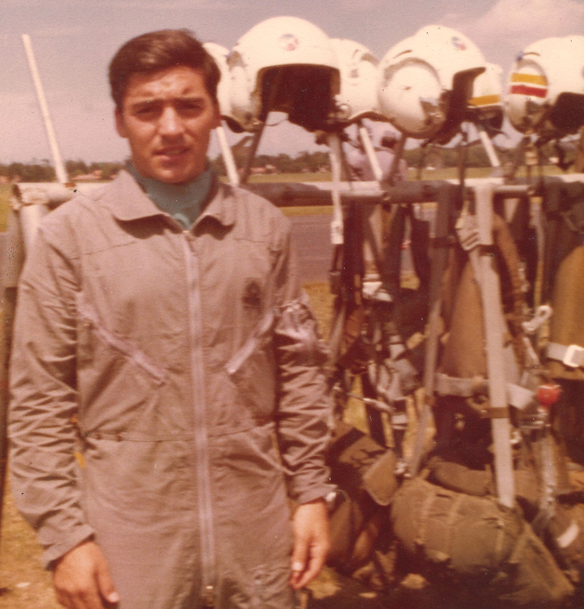 Gerardo Isaac, cuando siendo un alférez de 23 años, combatió en Malvinas