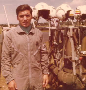 Gerardo Isaac, cuando siendo un alférez de 23 años, combatió en Malvinas