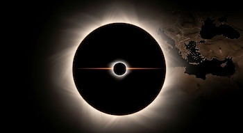 Una ilustración de un eclipse solar total con una corona brillante, superpuesta a un mapa terrestre oscuro que muestra Europa, África y Oriente Medio.