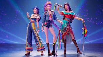 Tres personajes animados de Las Guerreras K-pop, con trajes vibrantes que fusionan estilos K-pop y latino, posan en un escenario azul con luces; una sostiene una espada con cintas.