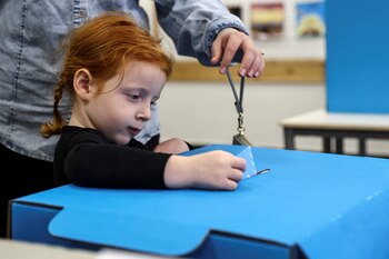 Una niña ayuda a su