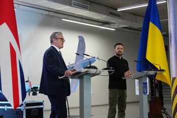 Keir Starmer junto a Volodimir