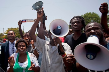 Manifestantes corean consignas contra Francia