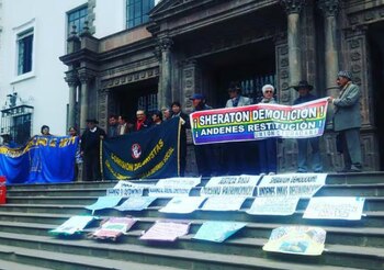 Integrantes de la Comisión de Juristas del Cusco y otros grupos realizan plantón contra la dilatación del caso del Hotel Sheraton, cuya construcción debe ser demolida según lo dispuesto por el Tribunal Constitucional