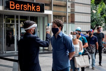 Un oficial de seguridad toma la temperatura de un usuario del Centro Comercial El Recreo en Caracas (Venezuela). EFE/Rayner Peña R./Archivo