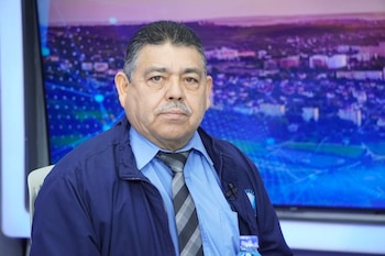 Paz Zetino, secretario de Organización de Bases Magisteriales, durante una entrevista televisiva sobre los retos de la educación en El Salvador (Foto cortesía Dialogo 21).