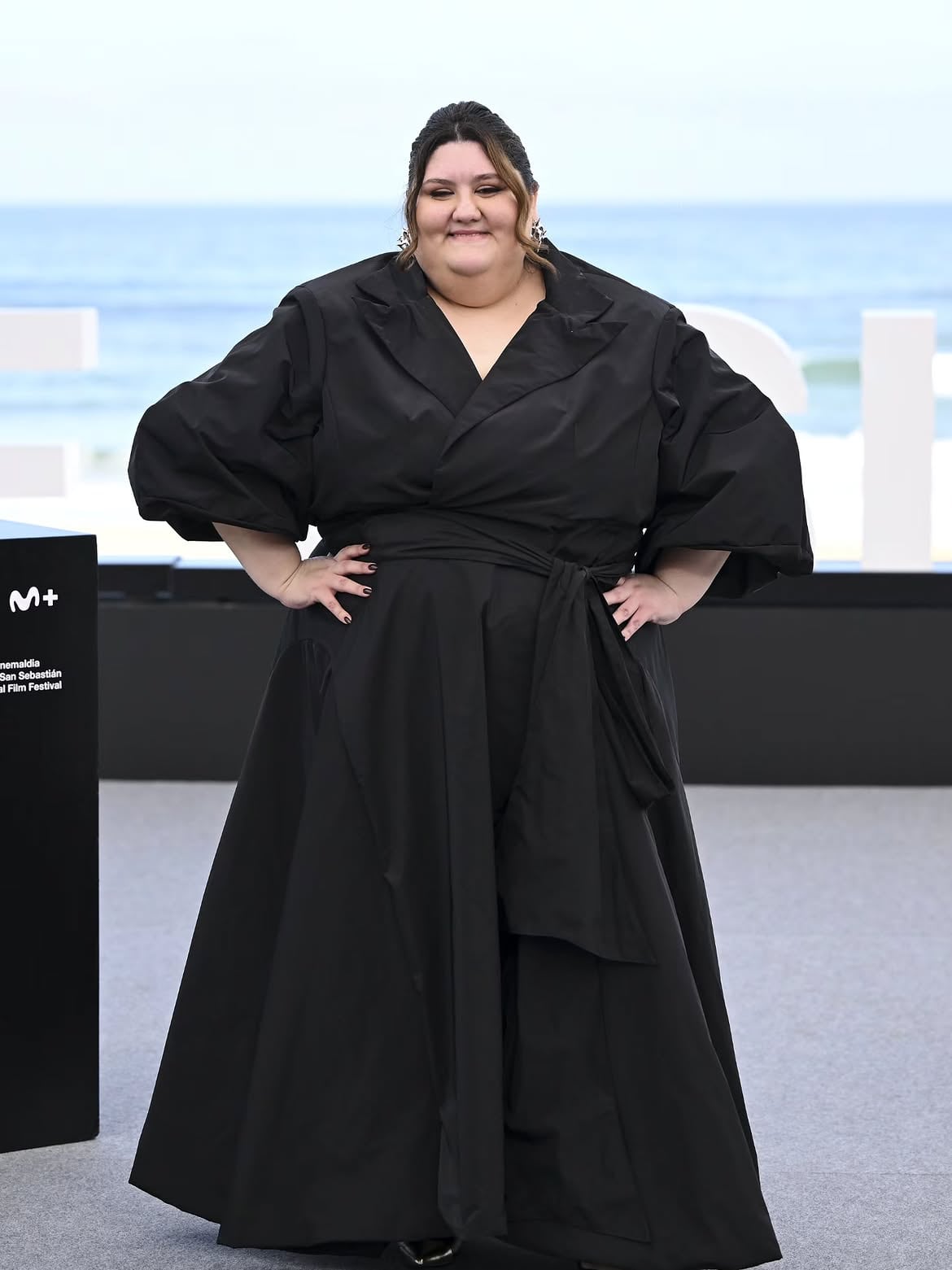 La actriz Carolina Álvarez posa durante la presentación de la película Mis muertos tristes en el Festival Internacional de Cine de San Sebastián (Instagram/ Festival de San Sebastián)
