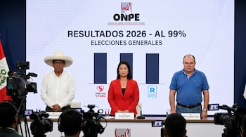Roberto Sánchez, Keiko Fujimori y Rafael López Aliaga de pie ante una pantalla con resultados de la ONPE al 99% de elecciones 2026, con cámaras.