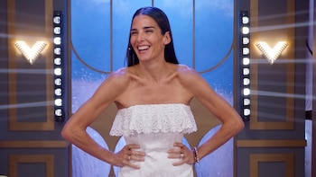 Bordados dorados, silueta lápiz y un guiño nupcial: el look de Juana Viale que iluminó el domingo