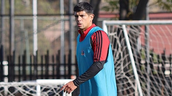 Esteban Pavez sorprendió en entrenamiento de equipo chileno mientras espera los trabajos de Alianza Lima: “Invitado de lujo”