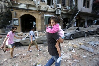 04/08/2020 04 September 2020, Lebanon, Beirut: A man carries away an injured girl following a massive explosion in Beirut's port that rocked the whole city. Photo: Marwan Tahtah/APA Images via ZUMA Wire/dpa
POLITICA INTERNACIONAL
Marwan Tahtah/APA Images via ZUM / DPA