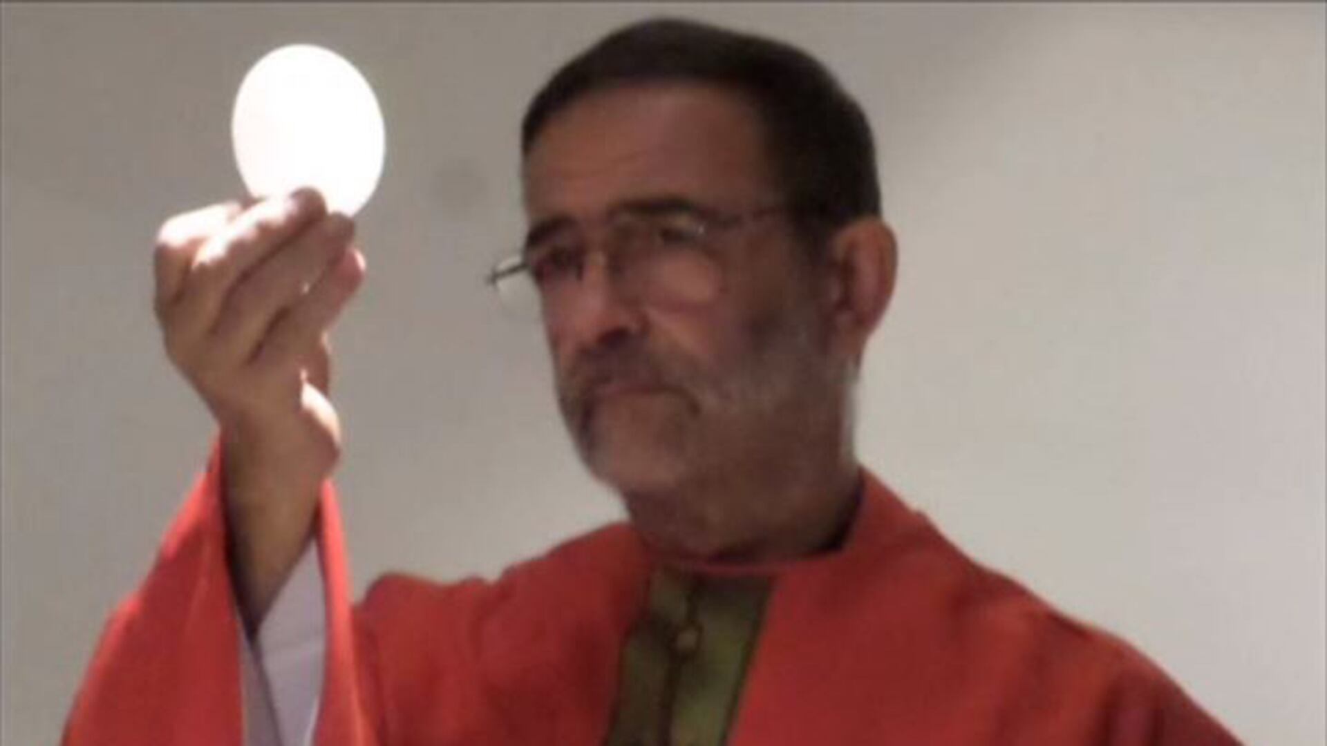 Manuel Pascual, en plena consagración de la Eucaristía