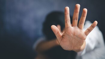 Una mujer sufre maltrato por