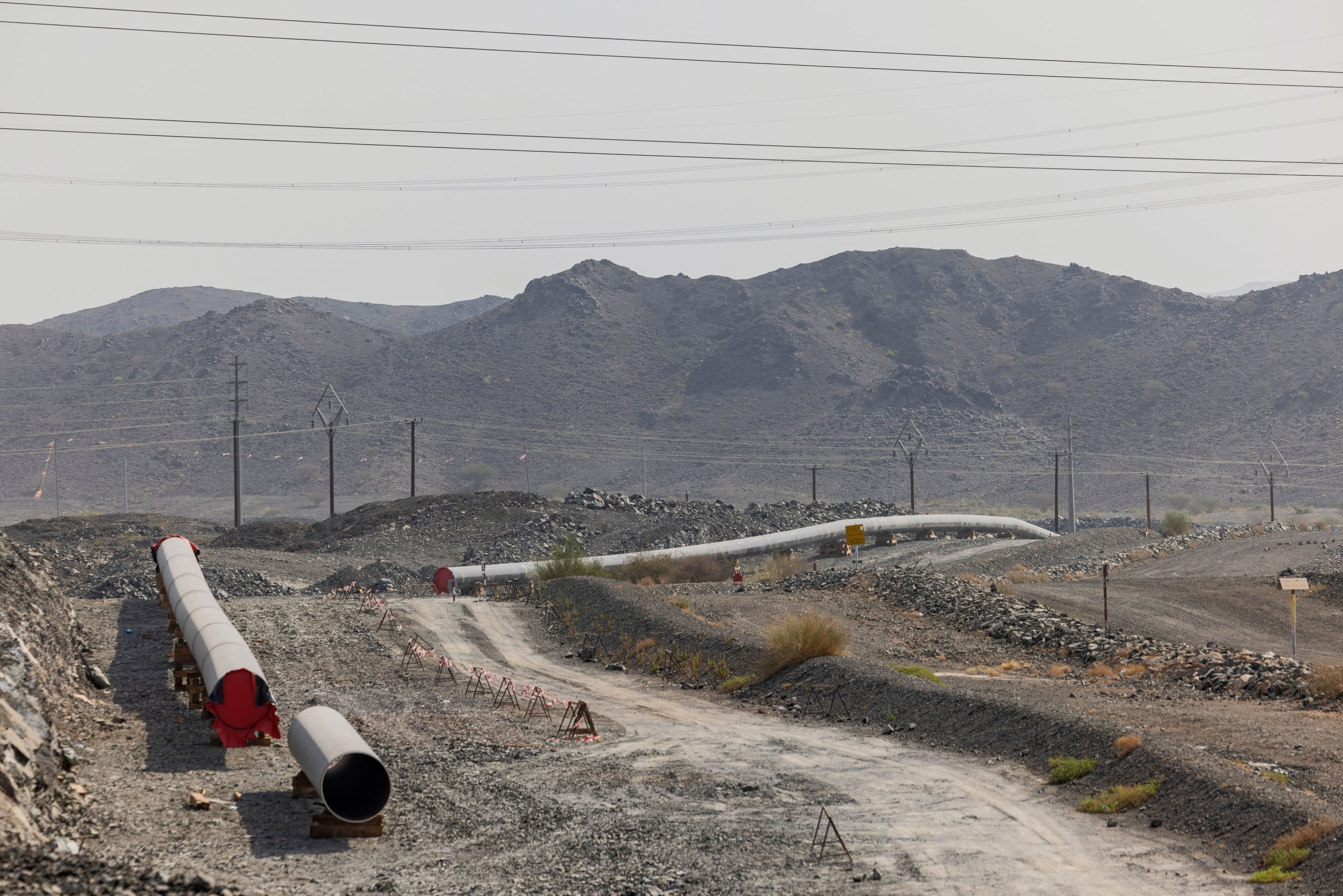 Vista del oleoducto Oeste-Este en construcción en los Emiratos Árabes Unidos. (Katarina Premfors/Para The Washington Post) (Katarina Premfors/Para The Washington Post)