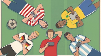 Ilustración de cinco futbolistas con camisetas de USA, Brasil, Argentina y Alemania, recostados en un campo verde, usando smartphones y auriculares, con un balón de fútbol cerca.