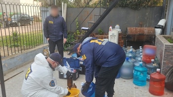 Desarticularon una banda que embotellaba agua en plantas cladestina que funcionaban en casas particulares del conurbano