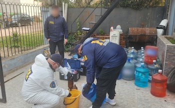 Desarticularon tres plantas clandestinas de envasado de agua