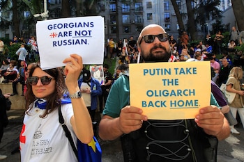 Los manifestantes asisten a una