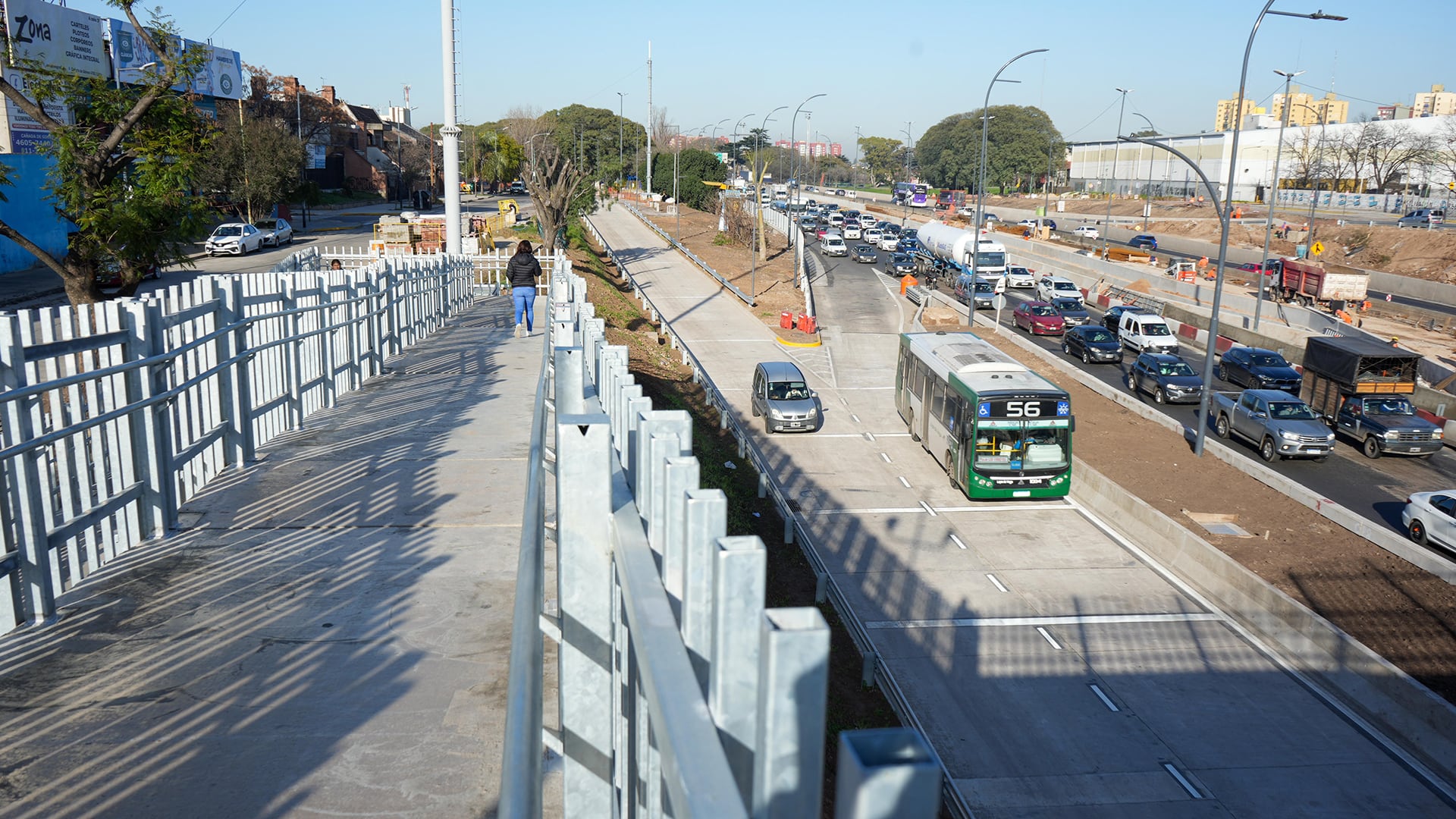 Un colectivo transita por una de las dos nuevas colectoras de la autopista Dellepiane en la Ciudad de Buenos Aires. (GCBA)
