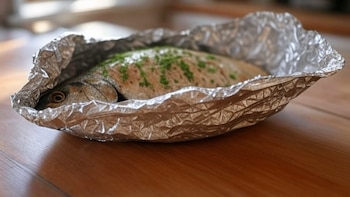Por qué es peligroso recalentar comida en papel aluminio, según la ciencia