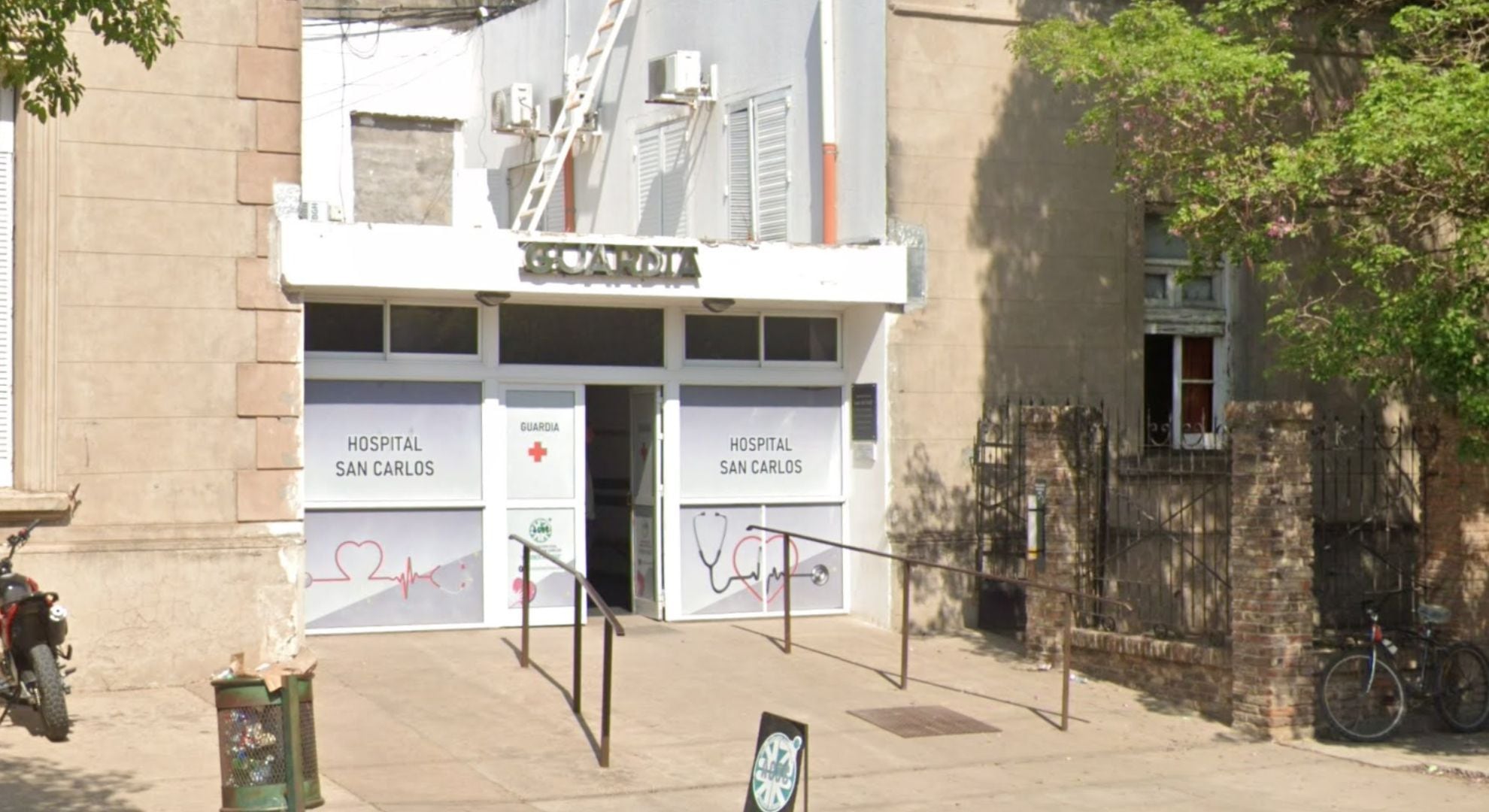 El agente policial continúa hospitalizado, tras haber sido atacado junto a sus compañeros