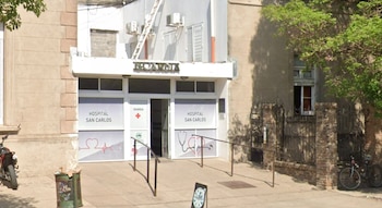 El agente policial continúa hospitalizado, tras haber sido atacado junto a sus compañeros