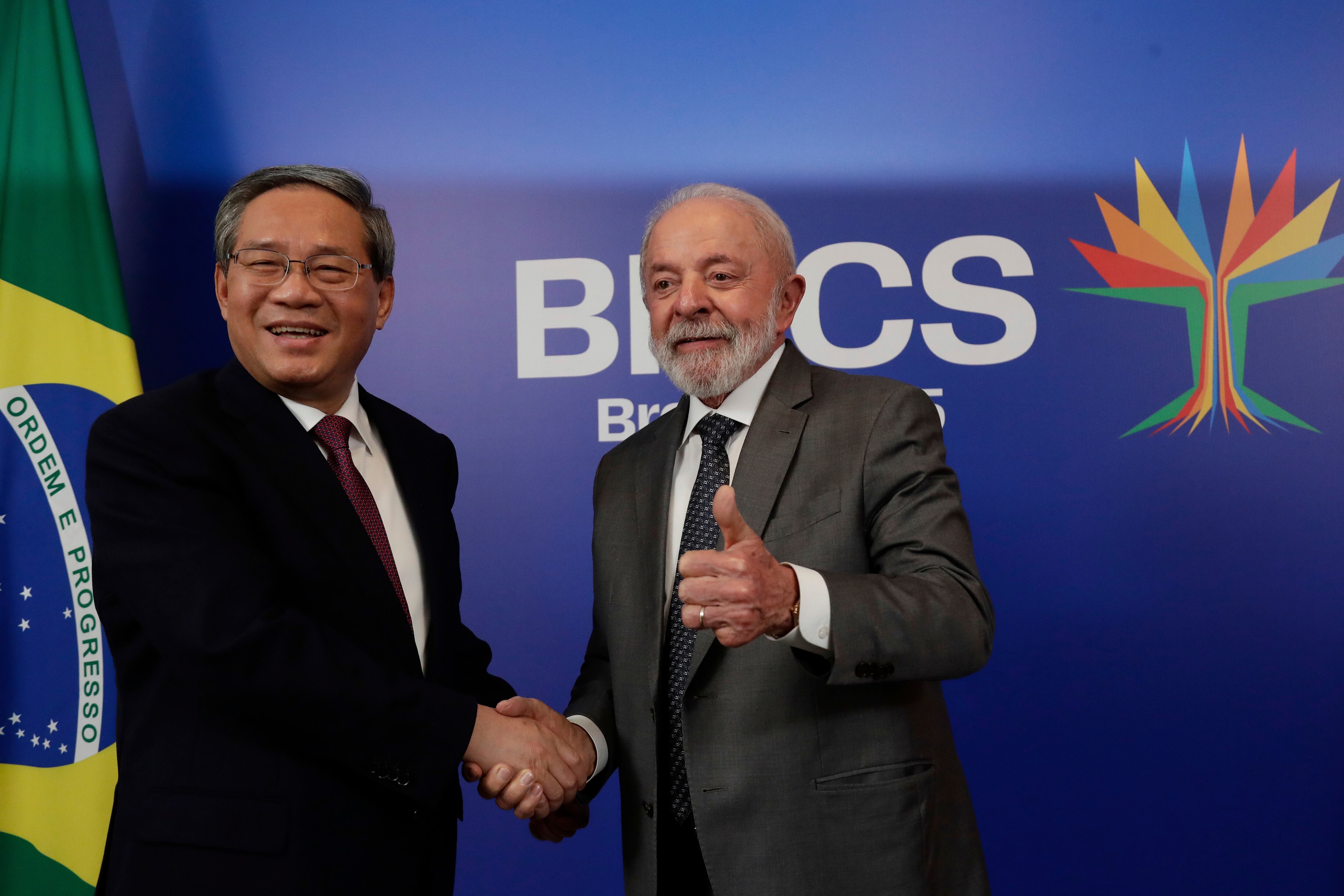 El presidente de Brasil, Luiz Inácio Lula da Silva, a la derecha, levanta el pulgar mientras posa con el premier de China, Li Qiang, durante su cumbre bilateral antes de la 17ma cumbre anual de BRICS en Río de Janeiro (AP Foto/Bruna Prado)