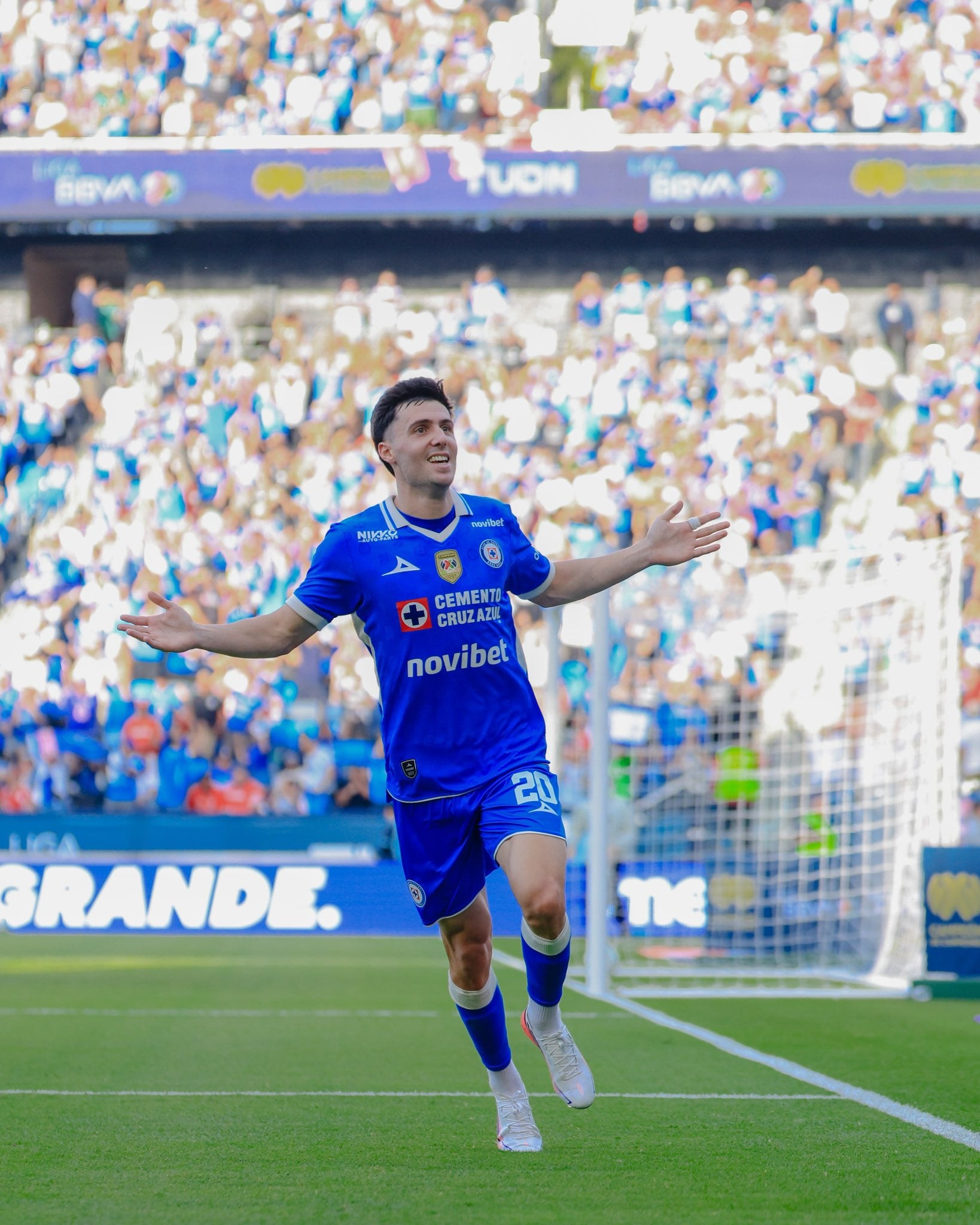 Así festejo Paradela el primer gol del encuentro. (X/ @CruzAZUL)