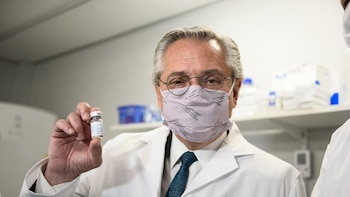 Alberto Fernández recorrió los laboratorios